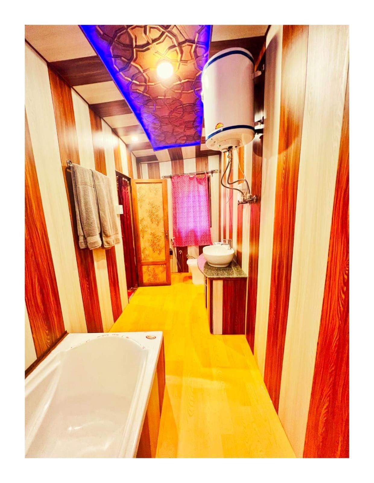 Srīnagar Mossess Group Of Houseboats酒店 外观 照片